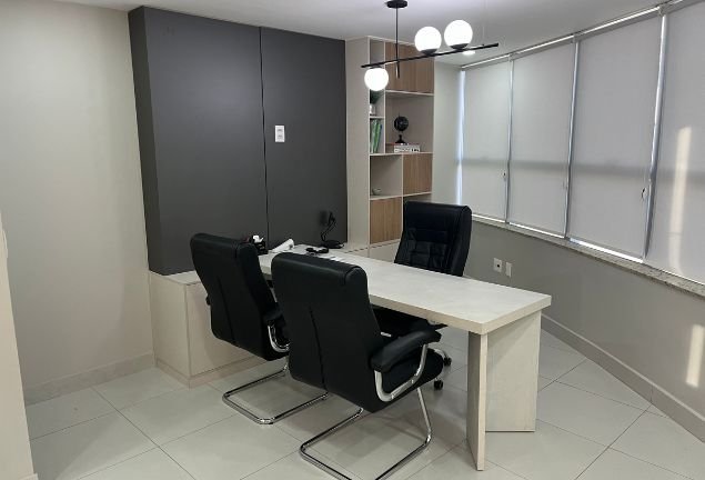 Consultório real da Integral Control, com mesa de atendimento e cadeiras